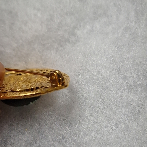 Vtg Gold Tone Filigree Brooch with Blue Rose Center On A Black Cabochon 1 1/2" - Picture 3 of 7